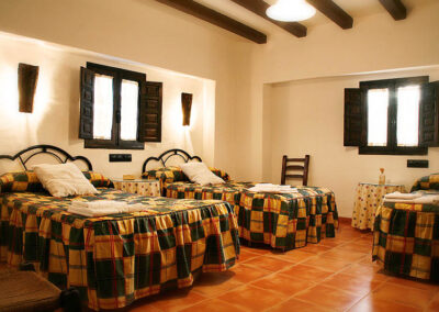 Dormitorio con tres camas