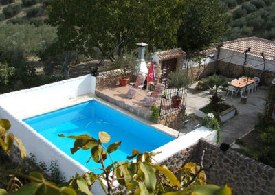 Patio con piscina y barbacoa